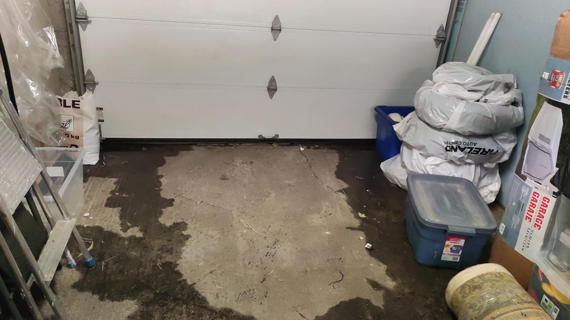 Skozi garažna vrata je začela pu&scaron;čati voda