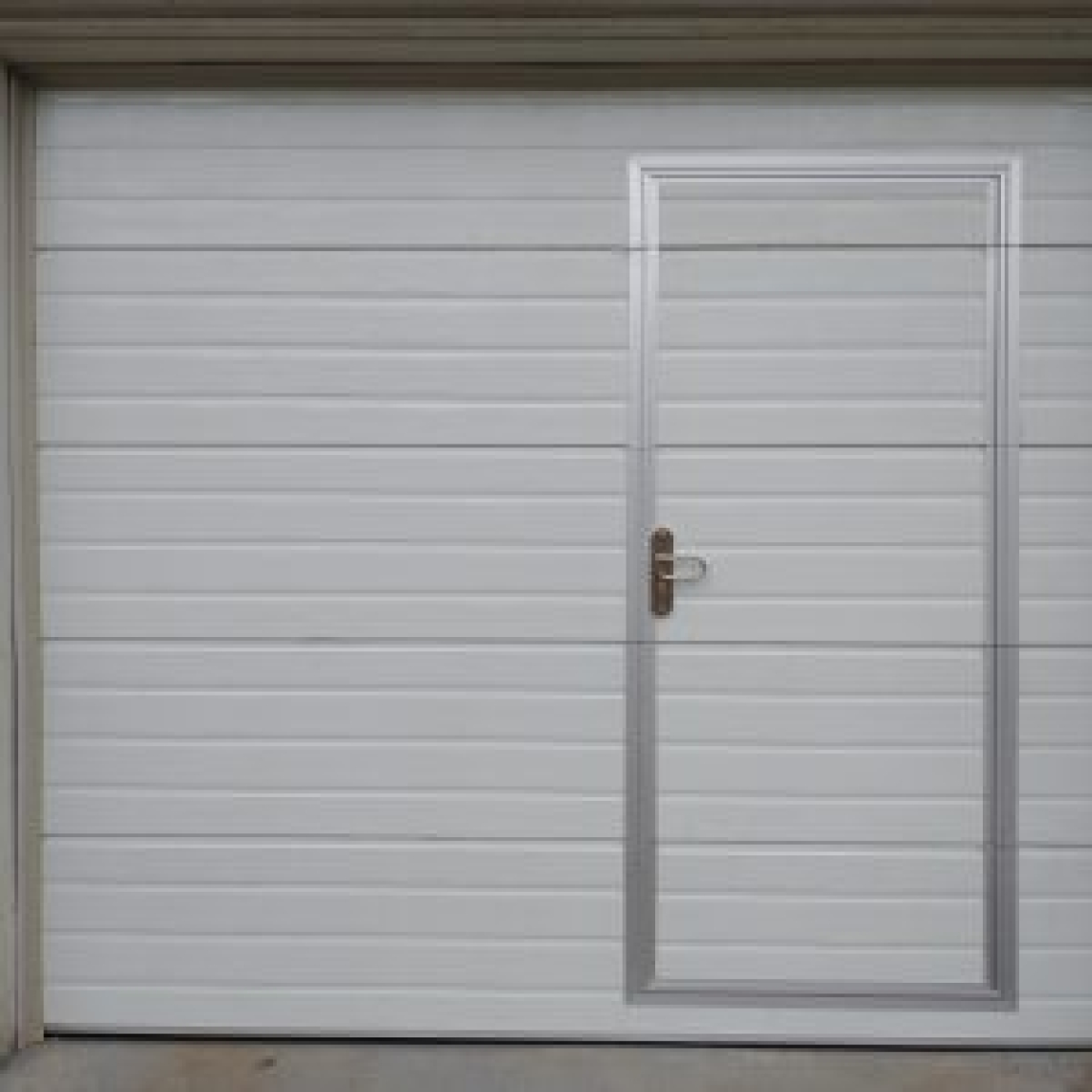 Lahko pri garažnih vratih zamenjamo osebni prehod?