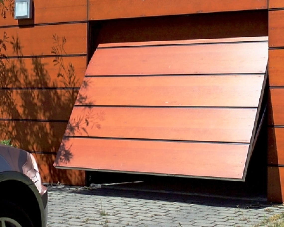 Želimo garažna vrata v motivu fasade. Je to možno?