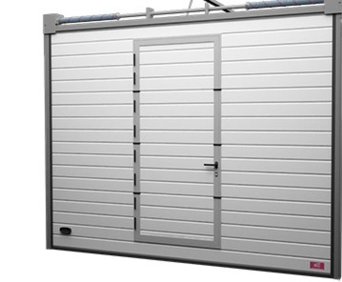 Garažna vrata z osebnim prehodom z visokim pragom