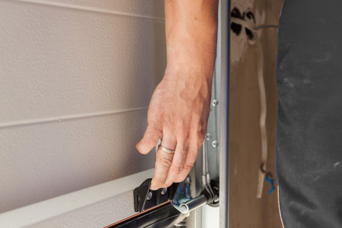 Garažna vrata se neenakomerno in sunkovito odpirajo