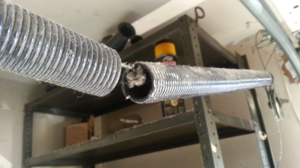 Počena vzmet na garažnih vratih