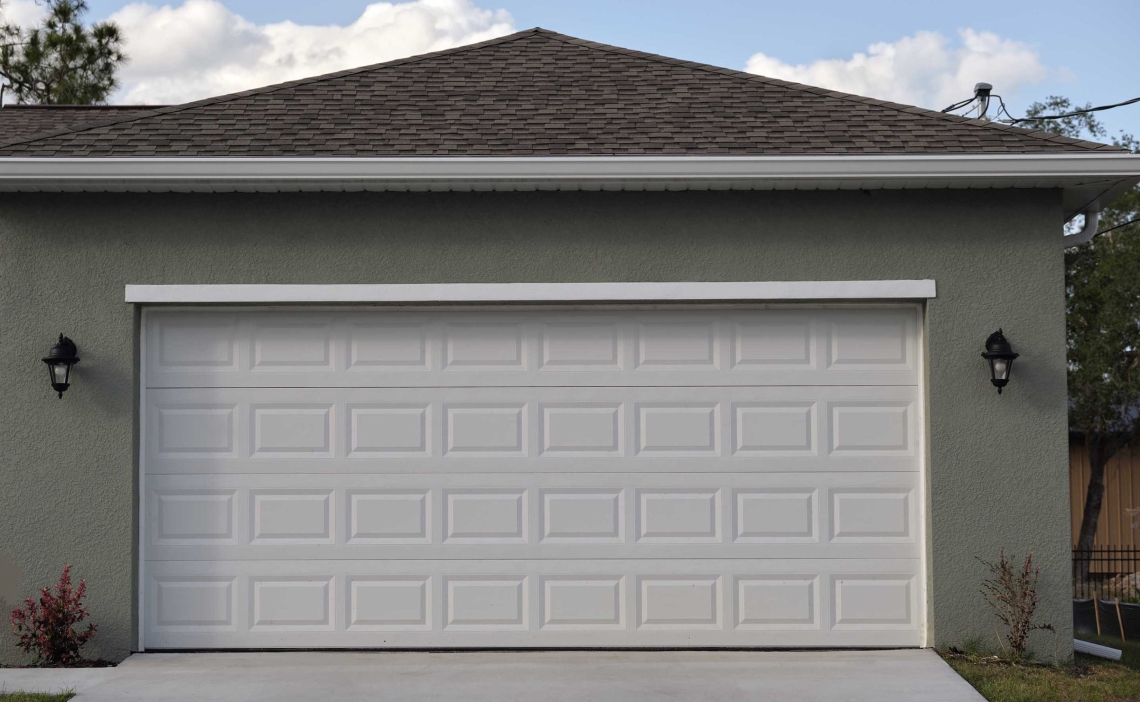 Garažna vrata s kasetnim motivom