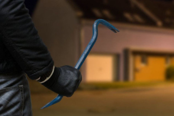 Varnost garažnih vrat: Ključni nasveti za za&scaron;čito va&scaron;ega doma