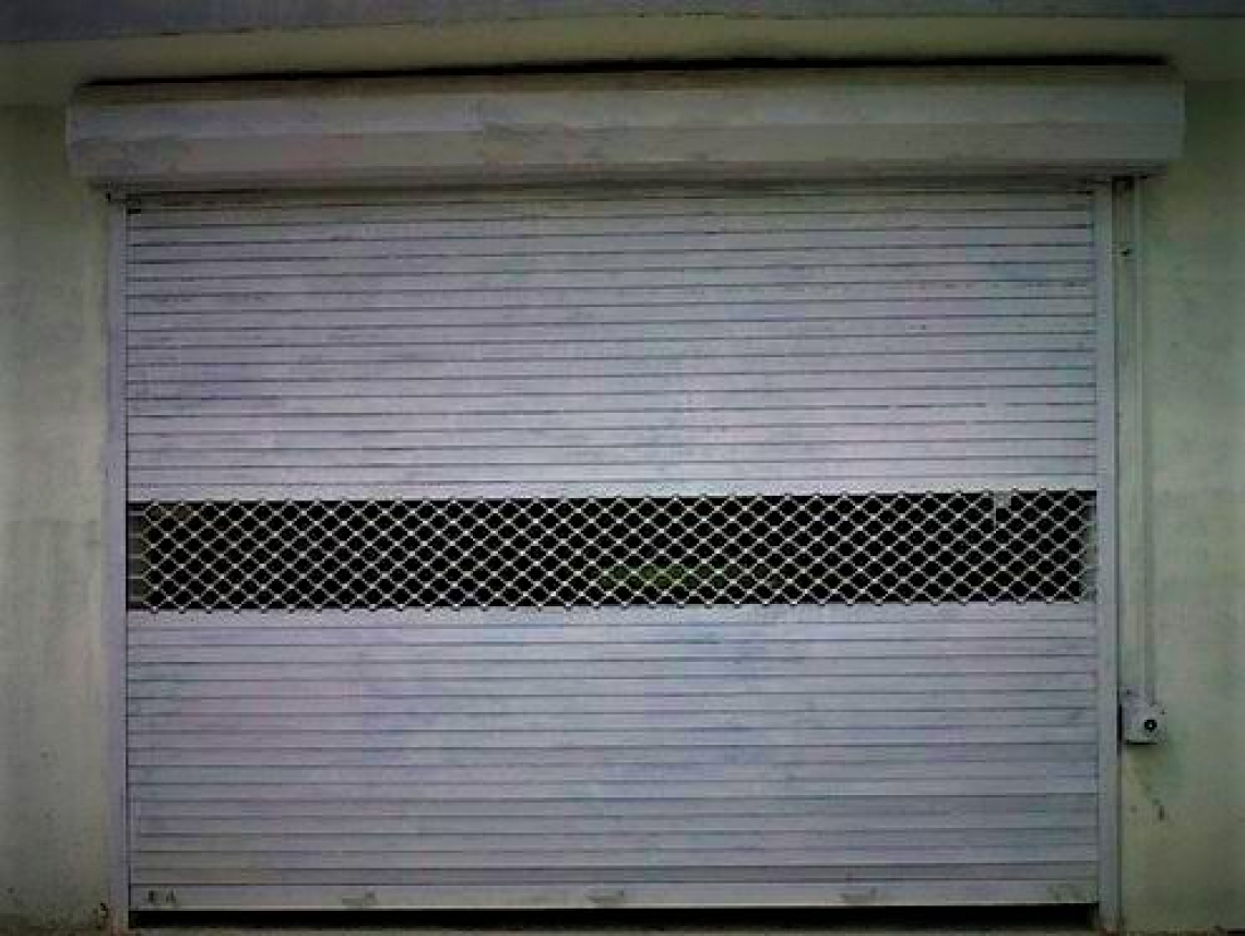 Rolo garažna vrata in dodatna vgradnja svetlobnih lamel