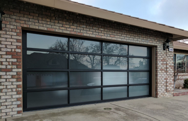 Imeli bi povsem zastekljena garažna vrata