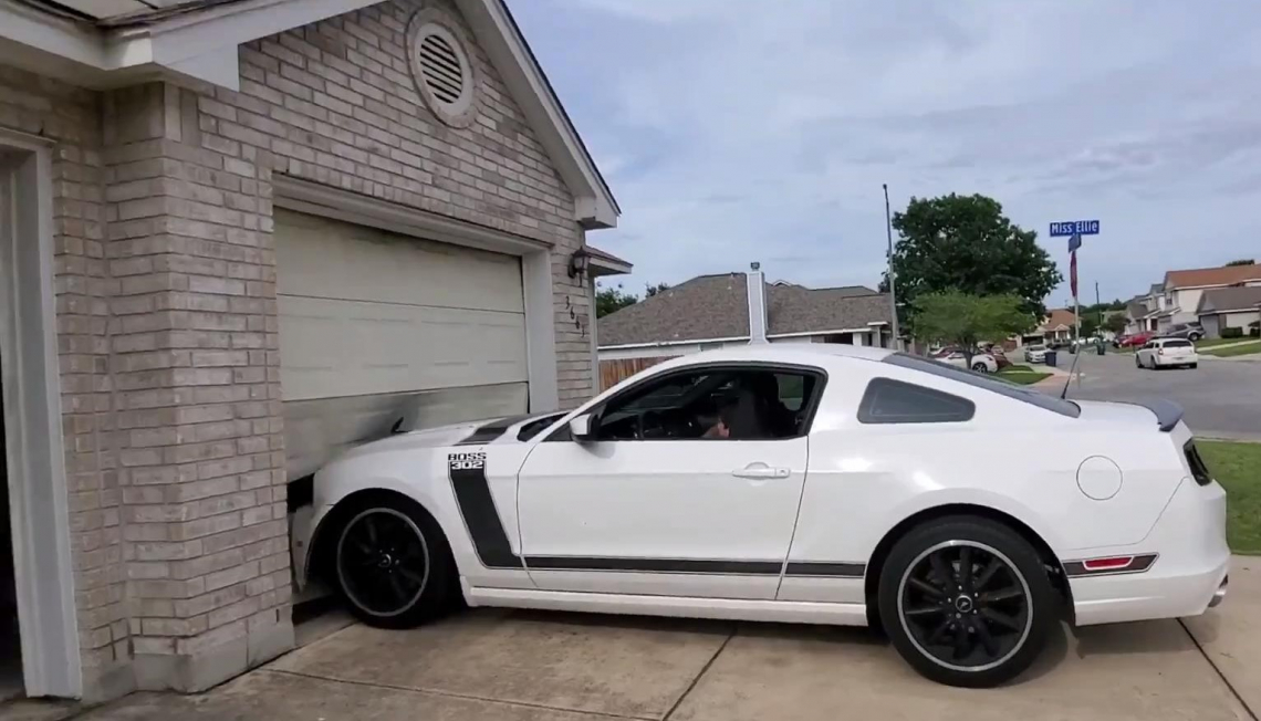 Garažna vrata so iztirila